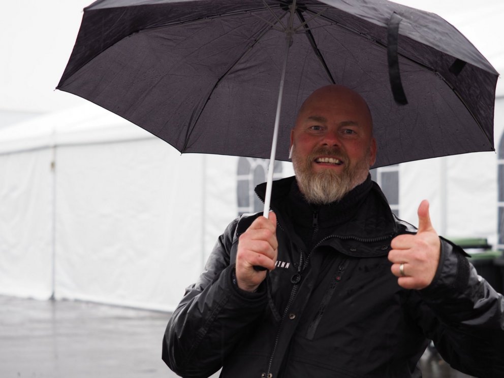 Weather is getting better. We'll start at 16:00 at the breeding track and the main track at 17:00.