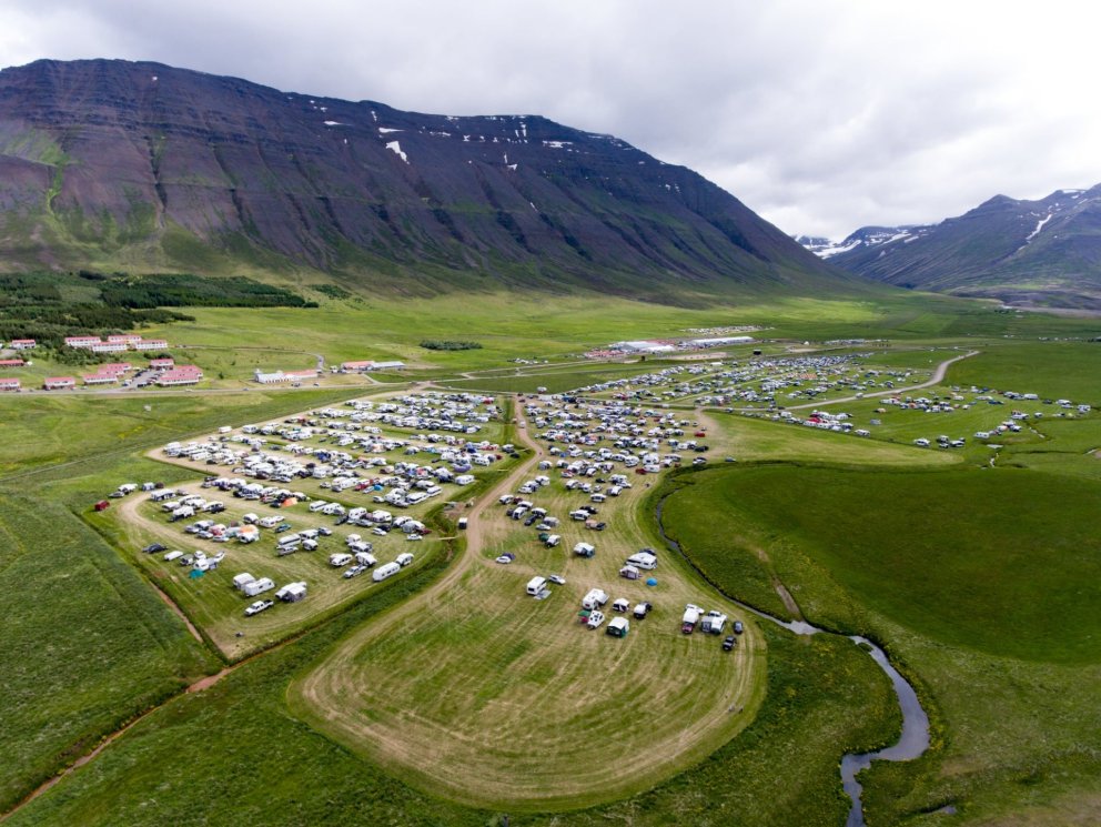 Rafmagnsstæðin eru nær á myndinni.
Tjaldsvæði án rafmagns eru fjær, nær mótssvæði.