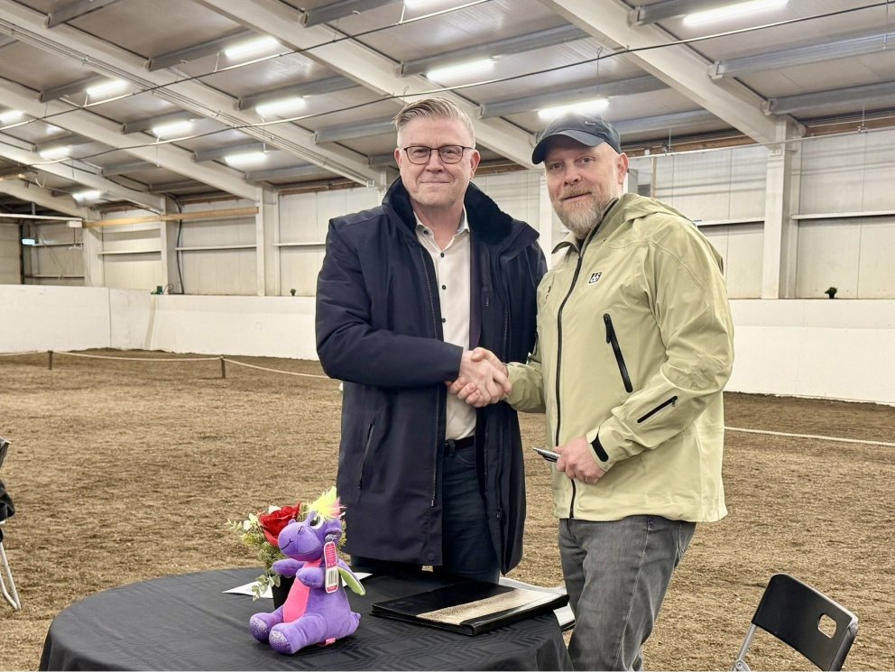 Sigurjón Rúnar Rafnsson and Áskell Heiðar Ásgeirsson seal the agreement