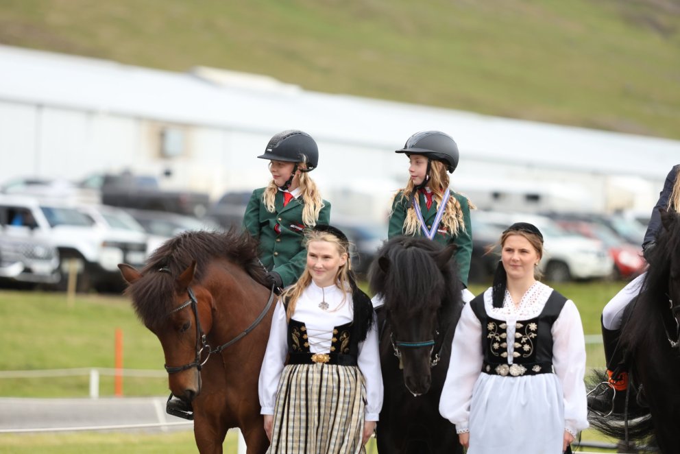 Dagmar Daníelsdóttir and Katla Dís Hannesdóttir at the prize ceremony. Mynd Freydís Bergsdóttir