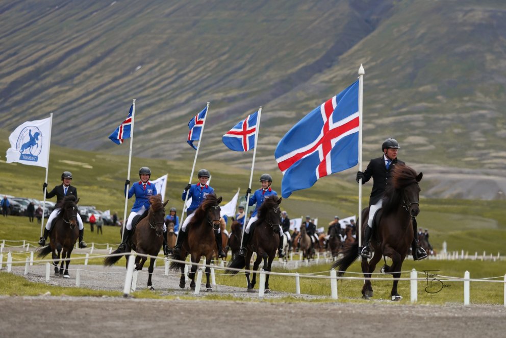 Elvar Einarsson led the ceremonial flag parade. Photo: Freydís Bergsdóttir.