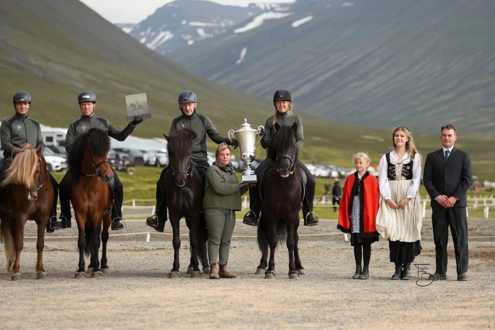 Gísli Gíslason and Mette Mannseth receive the trophy from Anna Berglind Indriðadóttir