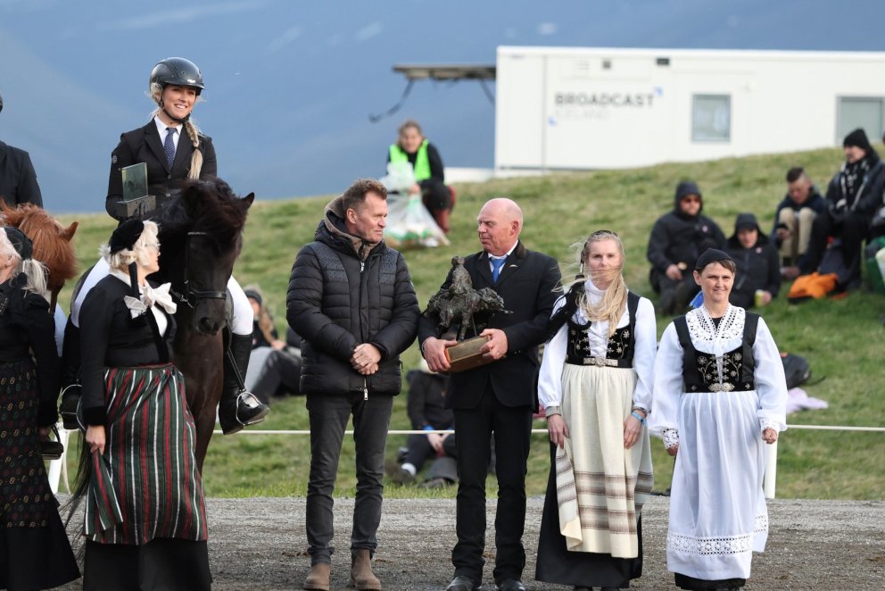 Jóhanna Margrét Snorradóttir receives the Gregersen Statuette