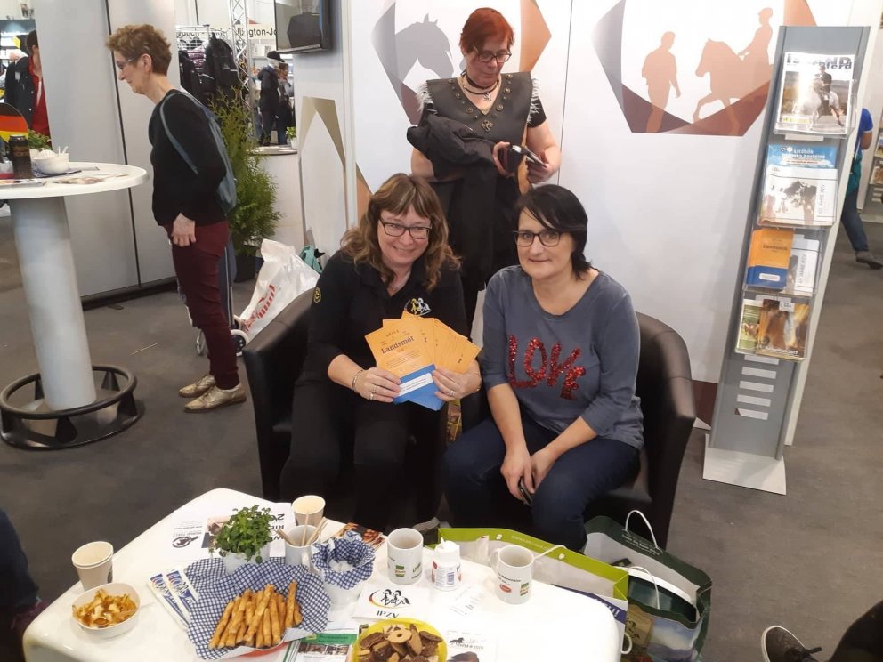 Guests of the Equitana with leaflets on LM2020
