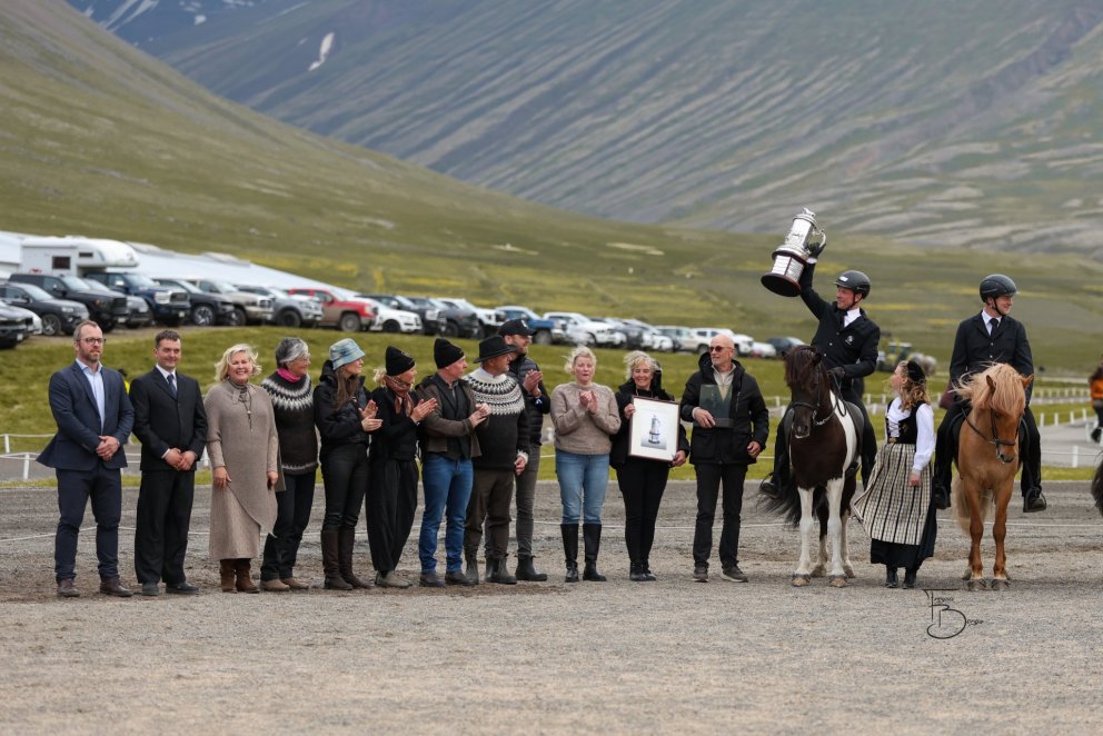 Þórarinn Eymundsson situr Þráinn og við hlið hans eru ræktendur, eigendur, Frú Halla Tómasdóttir For&hellip;
