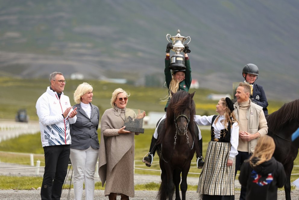 Viktoría Huld Hannesdóttir og Þinur taka við verðlaununum. Mynd Freydís Bergsdóttir