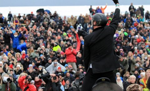 Þórarinn Ragnarsson fagnar á Spuna frá Vesturkoti á Landsmóti hestamanna á Hellu 2014. Mynd: Berglin…