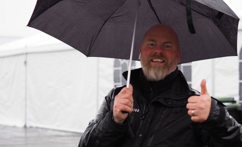 Weather is getting better. We'll start at 16:00 at the breeding track and the main track at 17:00.