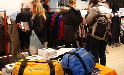 Let's go shopping in the market tent!