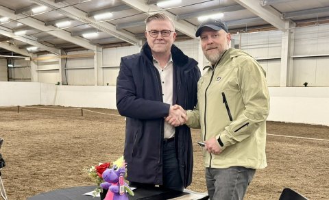 Sigurjón Rúnar Rafnsson and Áskell Heiðar Ásgeirsson seal the agreement