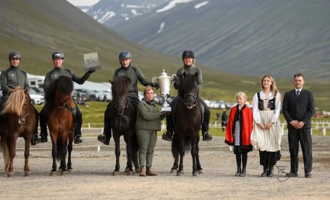 Gísli Gíslason and Mette Mannseth receive the trophy from Anna Berglind Indriðadóttir
