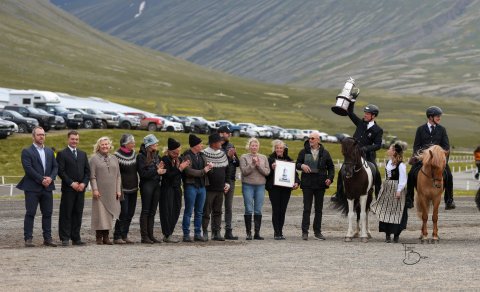 Þórarinn Eymundsson is the rider of Þráinn. Standing beside them are the breeders and owners, Halla &hellip;