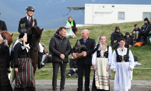 Jóhanna Margrét Snorradóttir receives the Gregersen Statuette