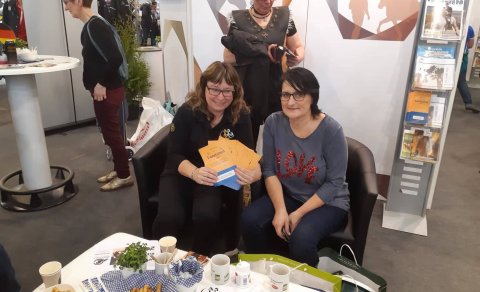 Guests of the Equitana with leaflets on LM2020