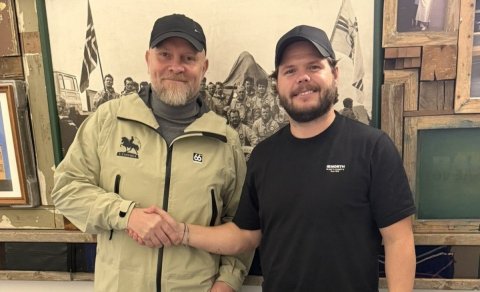 Á myndinni má sjá Áskel Heiðar Ásgeirsson framkvæmdastjóra LM26 og Hilmar Þór Kárason viðskiptastjór…