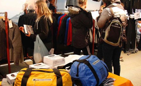 Handverk, hestafatnaður o.m.fl. í markaðstjaldi