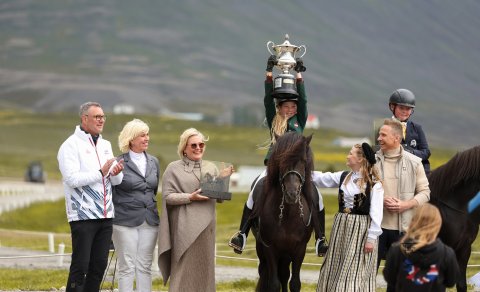 Viktoría Huld Hannesdóttir og Þinur taka við verðlaununum. Mynd Freydís Bergsdóttir